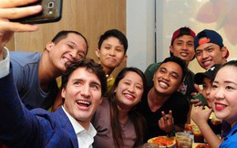 Thủ tướng điển trai Justin Trudeau đi mua gà rán, nước dâu tây và vui vẻ selfie với người hâm mộ tại Philippines