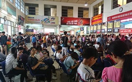 Hà Nội: Tắc khắp ngả, đông nghẹt bến xe trước nghỉ lễ