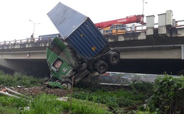 Tài xế mải lo quay lại cảnh tai nạn, container mất lái lao thẳng xuống cầu Thanh Trì