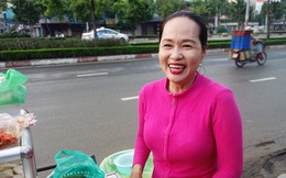 Chị bán bánh ướt lề đường dễ thương nhất Sài Gòn: "Buồn hay vui cũng hết một ngày, thôi chọn vui cho sướng"