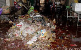 Tiểu thương chợ Vinh khóc ròng vì hàng hóa tiền tỷ biến thành rác sau lũ