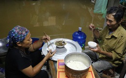 Chùm ảnh: Cuộc sống "trên giường, dưới nước" của dân vùng lũ ở Hà Nội