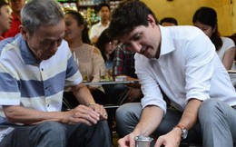 Thủ tướng Canada ngồi vỉa hè, uống cà phê phin Sài Gòn
