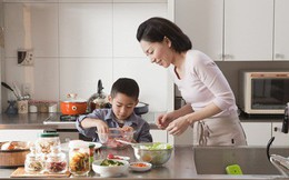Trẻ em Nhật luôn ăn uống tự lập vì được bố mẹ dạy kĩ năng này từ nhỏ