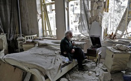 Câu chuyện cảm động sau bức ảnh ông lão ngồi một mình trong căn nhà đổ nát vì chiến tranh ở Syria