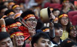 Cách cổ động U23 Việt Nam độc đáo của người Hà Nội: Nhuộm đỏ cả tòa nhà, đường phố, tổ chức tiệc bia miễn phí xem chung kết