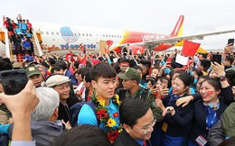 Sẽ xử phạt nghiêm Vietjet Air sau "sự cố" người mẫu hở hang trên máy bay đón U23 Việt Nam