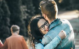 Gió mùa về, hãy cùng tìm hiểu 10 lợi ích sức khỏe khi bạn ôm một ai đó