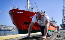 Hulk đời thực: Người đàn ông tay không kéo tàu thủy 11 nghìn tấn, tự phá kỷ lục Guinness của chính mình