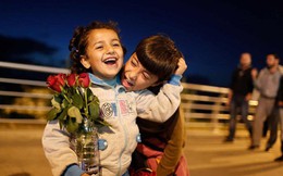 Những đứa trẻ tị nạn Syria bán hoa hồng mưu sinh trên đường phố Lebanon