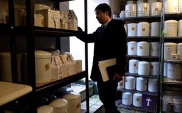 Nhật Bản 'đau đầu' giải quyết tro cốt người chết vô thừa nhận
