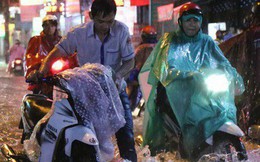 Học sinh, dân công sở khốn khổ vì nước ngập lút bánh xe trong cơn mưa kéo dài đến đêm ở Sài Gòn