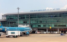 Hành khách hút thuốc cạnh động cơ máy bay ở Tân Sơn Nhất