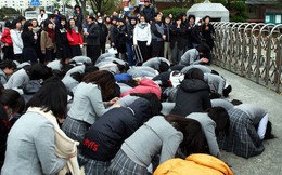 600.000 thí sinh Hàn Quốc thi Đại học: Cả đất nước nín thở, học sinh lớp 11 quỳ ngoài cổng trường chúc anh chị thi tốt
