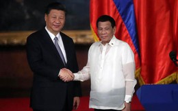 Tổng thống Duterte gây ngỡ ngàng khi vừa đút tay túi quần vừa tiếp đón ông Tập Cận Bình