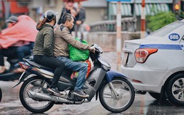 Chùm ảnh: Sau một đêm trở gió Hà Nội mưa lạnh xuống đến 17 độ C, người dân co ro ra đường