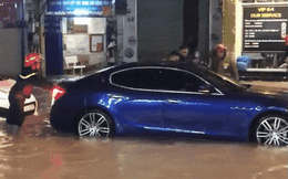 Maserati vừa đi vừa đẩy trong bão lớn ở Sài Gòn