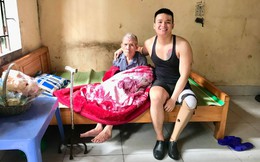 Chuyện chàng trai Sài Gòn mất một chân vẫn ngày ngày chăm sóc cụ già neo đơn nằm liệt giường