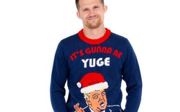 Bán áo len Giáng sinh ‘xấu như con gấu’, in cả hình Tổng thống Trump, ba anh em thu về hơn 5 triệu USD mỗi năm