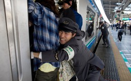 Những Oshiya hành nghề cực lạ ở Nhật Bản: Ngày làm việc 90 phút, công việc chỉ là ‘nhồi' càng nhiều khách lên tàu điện càng tốt