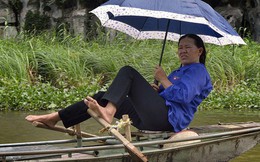 Người lái đò Việt Nam "vang danh'' trên báo nước ngoài với kỹ nghệ chèo thuyền bằng chân vô cùng ấn tượng
