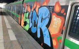 Chuyên gia vào cuộc xóa nét vẽ graffiti, sớm trả lại màu sơn xanh cho tàu Cát Linh - Hà Đông