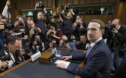 Bức ảnh Mark Zuckerberg bị kẹp chặt bởi "đoàn quân" camera chính là phép ẩn dụ hoàn hảo cho mặt tối của Facebook