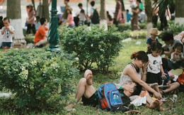 Nghỉ lễ 30/4, người dân Hà Nội đổ xô đến Công viên Thủ Lệ vui chơi, nằm trên bãi cỏ trốn nóng