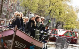 Cách giảm ô nhiễm môi trường nước độc đáo ở Amsterdam: Cho đi tour thuyền có HDV miễn phí nhưng du khách phải... dọn rác