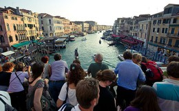 Tôi vừa đến Venice và suýt "chết ngạt", thành phố này đang bị nhấn chìm - không phải vì nước biển dâng mà bởi dòng lũ những du khách như tôi...