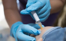 Người Trung Quốc đổ xô sang Hồng Kông tiêm vaccine