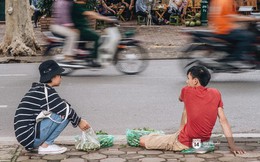 Mùa sấu về trên phố phường Hà Nội: Nhóm thợ đánh giày tranh thủ "đổi nghề", kiếm tiền triệu mỗi ngày