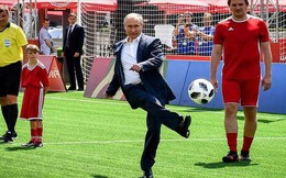 Tổng thống Putin trổ tài đá bóng trên Quảng trường Đỏ