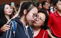 Muôn vàn tâm trạng của cha mẹ thí sinh Trung Quốc trong ngày đầu tiên thi đại học