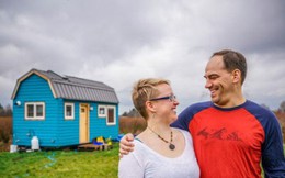 Chán cảnh thuê nhà đắt đỏ, cặp vợ chồng tự xây căn nhà nhỏ xíu nhưng đầy đủ tiện nghi giữa cánh đồng
