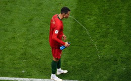 World Cup 2018: Tại sao các cầu thủ thi nhau súc miệng rồi nhổ nước ra sân?
