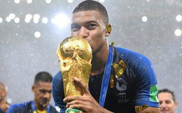 Khoảnh khắc lịch sử: Dàn sao đội tuyển Pháp thay nhau hôn Cúp vàng thế giới