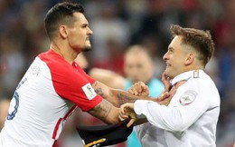World Cup 2018: Đột nhập vào sân bóng, fan cuồng suýt ăn đòn của cầu thủ Croatia
