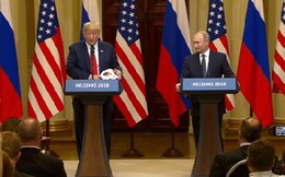 Nhận được món quà từ Tổng thống Putin, Tổng thống Trump bất ngờ tung nó về phía vợ để đem về cho con trai chơi