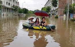 Hà Nội: "Làng" biệt thự triệu đô hễ mưa là ngập, dân bơi xuồng trên đường phố