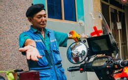 Ông cụ nhặt rác và chú vẹt ở Sài Gòn trên chiếc xe cứu thương đáng yêu được chế tạo từ phế liệu