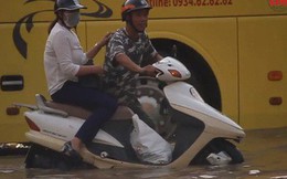 Video: Ô tô, xe máy thi 'bơi' trên đại lộ Thăng Long