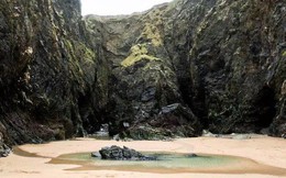 Sâu trong hang động ở bờ biển xinh đẹp nước Anh là chuyện tình đẹp nhưng đầy nỗi xót xa của đôi vợ chồng trẻ