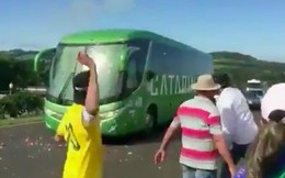 SỐC: Fan Brazil ném đá chai lọ vào xe bus chở Neymar và đồng đội ngày về nước