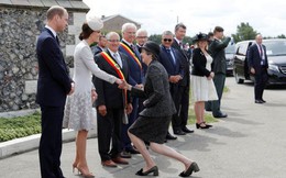 Thủ tướng Anh khom mình bắt tay các thành viên Hoàng tộc: Người không hiểu chuyện thì cười cợt, số khác lại thán phục lễ nghi của bà May