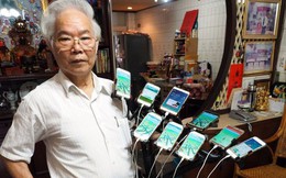 Gừng càng già càng cay: Ông lão gắn 11 smartphone vào xe đạp đi khắp nơi để bắt Pokemon