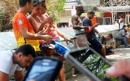 Người dân Cuba sung sướng lần đầu được dùng Internet di động miễn phí