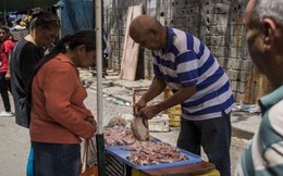 Venezuela giữa những "ngày tận thế": Thiếu điện, mất nước, đến thịt ôi thiu cũng cháy hàng