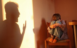 “Đánh con xong ứa nước mắt, nhưng không kiềm chế được vì con quá bướng”: Cha mẹ nên kỷ luật như thế nào để không làm con trẻ tổn thương?