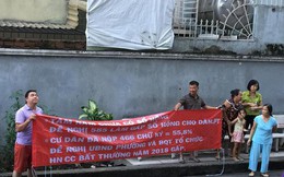 Đã 8 năm vào ở nhưng không có sổ đỏ, cư dân chung cư Phú Thạnh (Tp.HCM) bức xúc căng băng rôn đòi quyền lợi